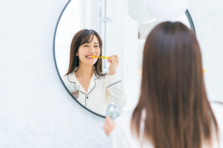 虫歯を予防するため歯磨きを丁寧にする女性