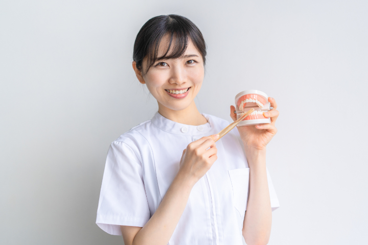 虫歯を予防するために正しブラッシングの指導をする歯科衛生士