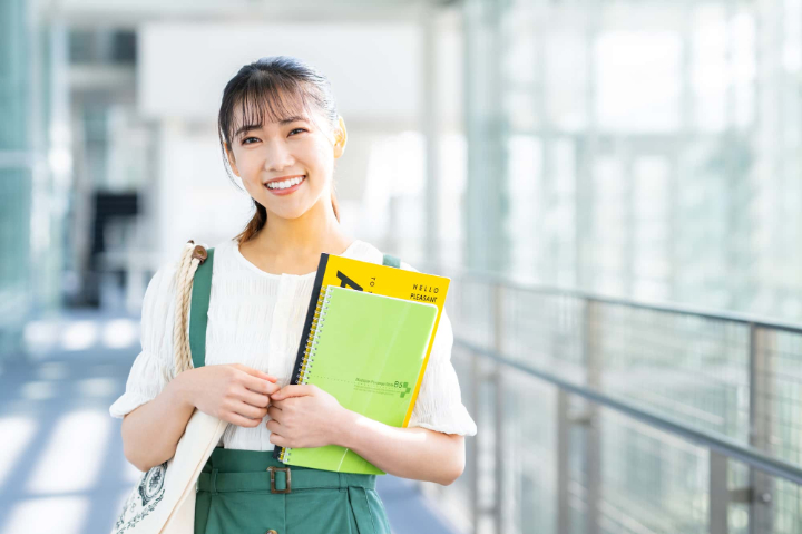 成人で歯並びを矯正して笑顔の女性