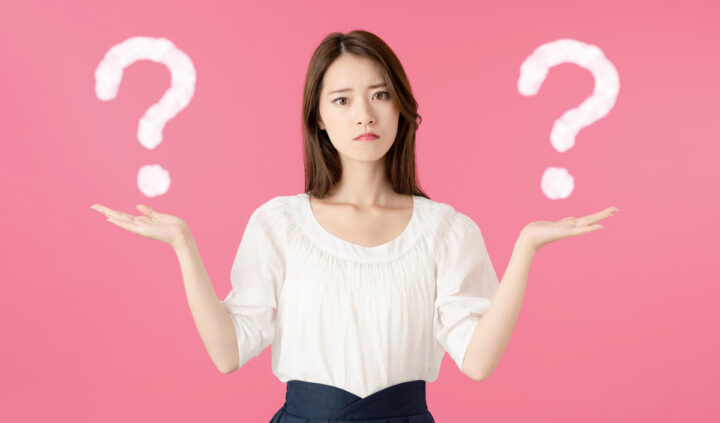 成人矯正ではワイヤーとマウスピースどちらがいいか比較する女性