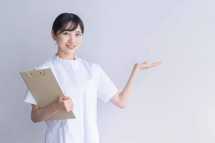 インプラントと他の治療法の違いを紹介する歯科衛生士の女性