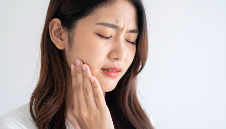 歯髄炎になり歯に痛みを感じる女性