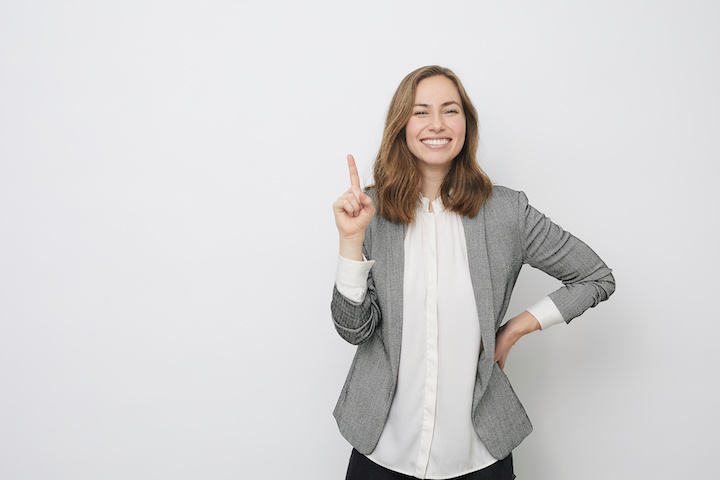 インプラント治療の医院選びの重要ポイントを説明する人