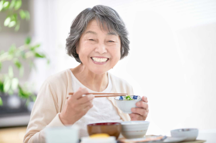自分に合った入れ歯で快適に食事ができて笑顔の女性