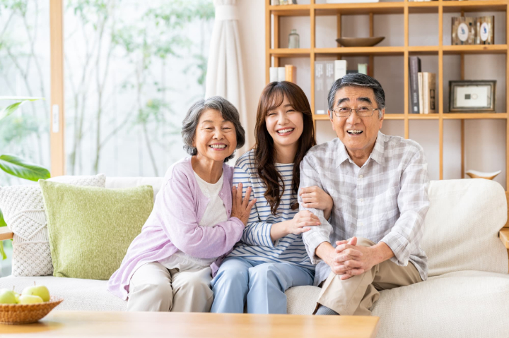笑顔の両親と娘