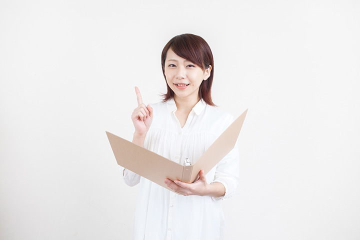 医院選びのポイントを説明する女性