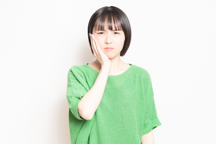 ワイヤー矯正で痛みを感じる女性