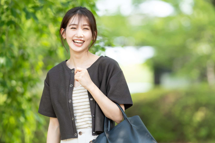 予防をして虫歯が無い笑顔の女性