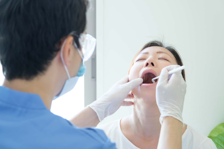 顎関節症で診察を受ける女性
