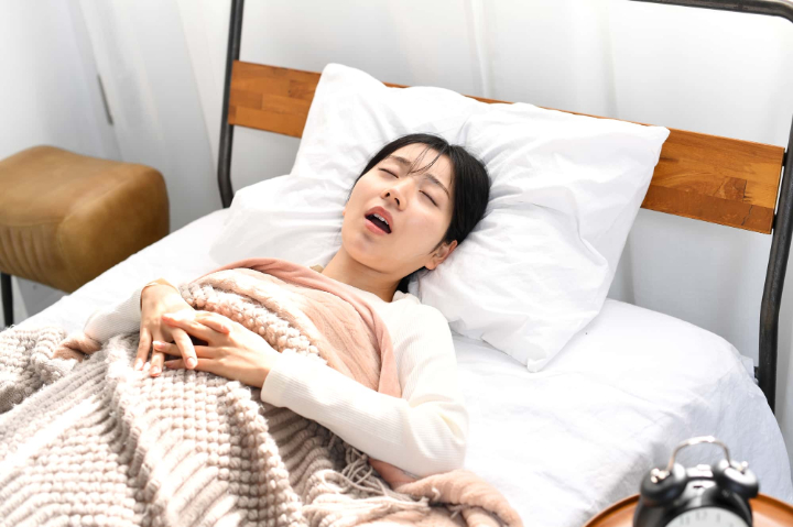 虫歯になりやすい口呼吸をする女性