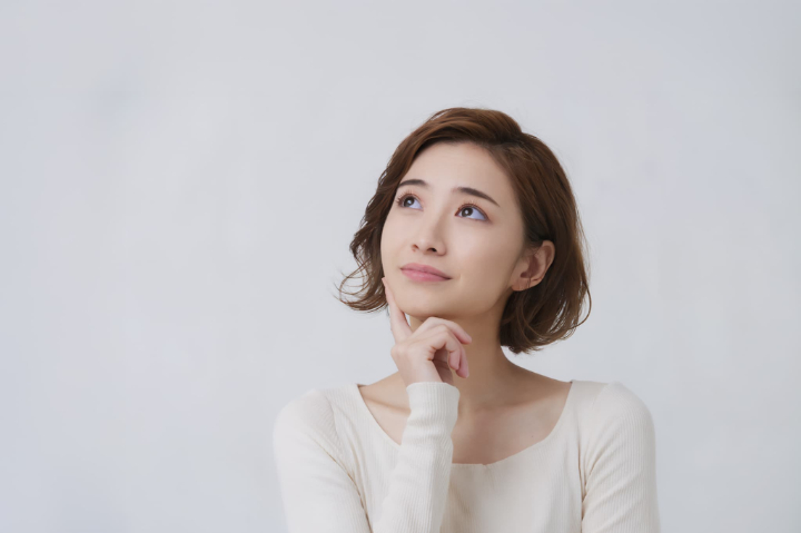 マウスピース矯正で歯が動く仕組みを考える女性