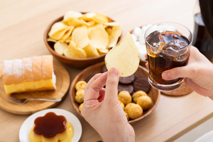 間食が多くて虫歯の原因になるイメージ