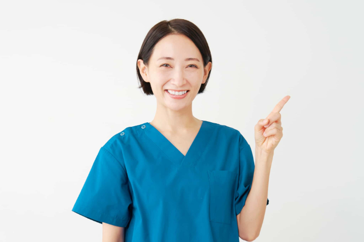 子どもの矯正について説明する歯科医