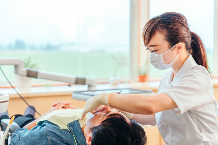 歯科医院でスケーリングしている歯科衛生士