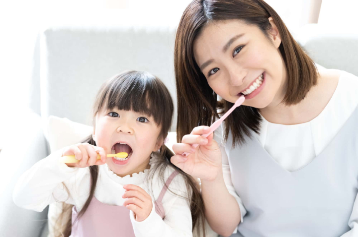 一緒に楽しく歯みがきをする親子