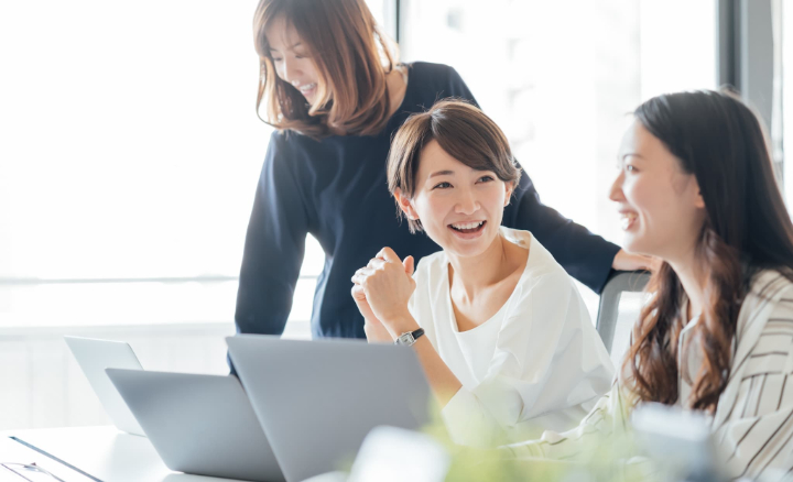 笑顔でハツラツと働く女性