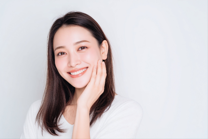 ワイヤー矯正の治療を終え笑顔に自信が出た女性