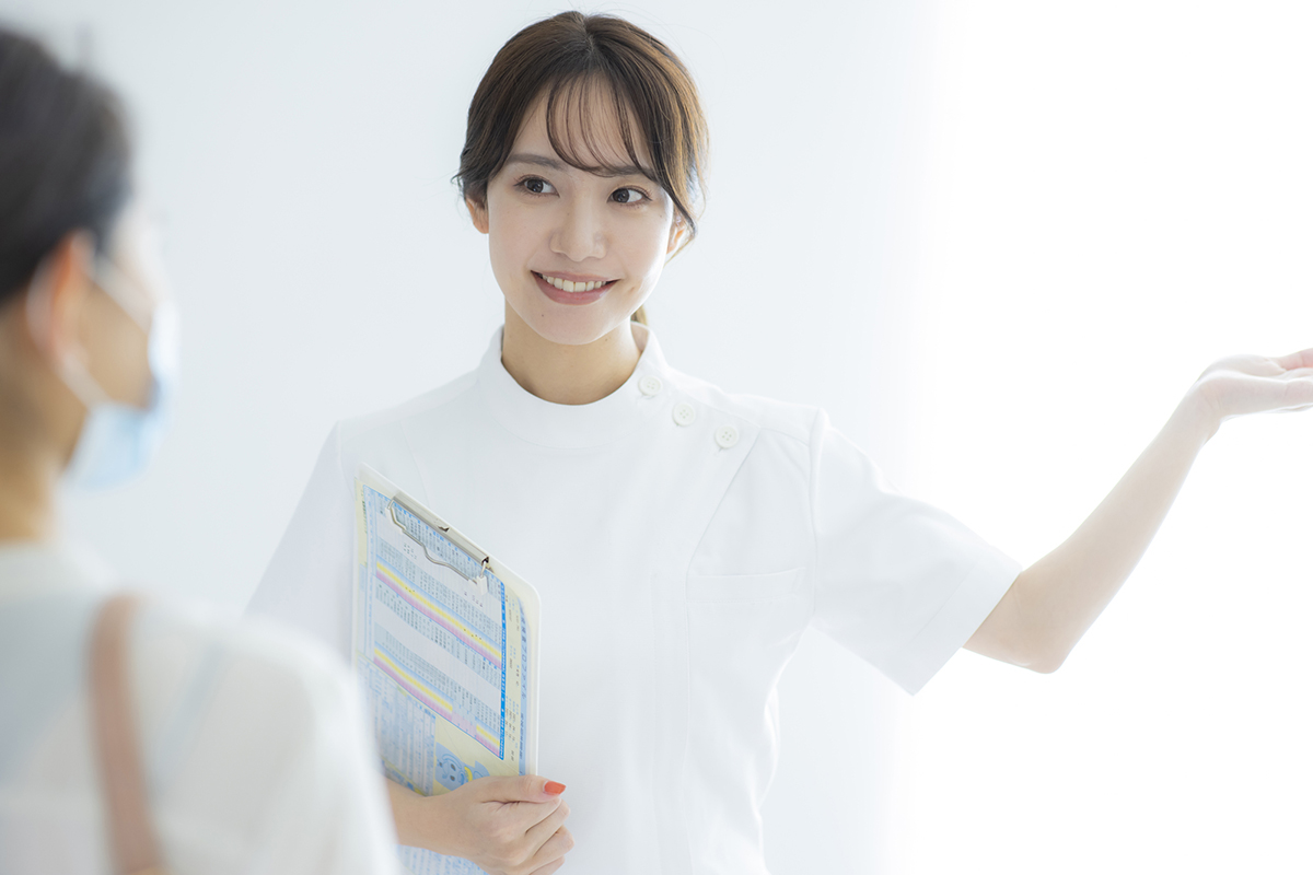 定期検診当日の流れを説明する歯科助手