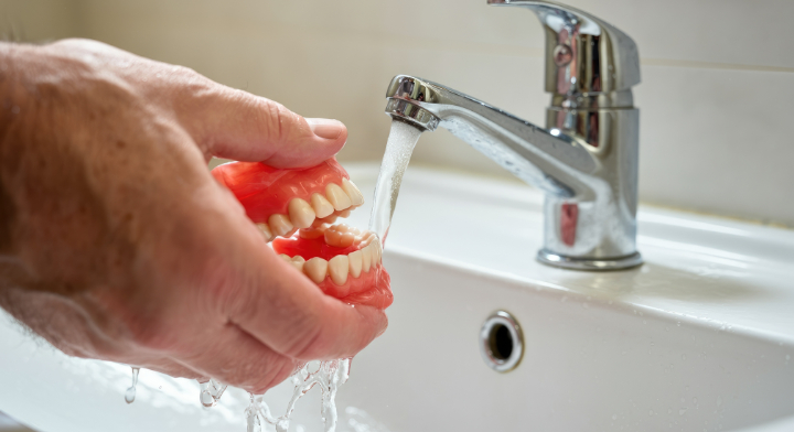 入れ歯のお手入れガイド｜正しい方法と注意点
