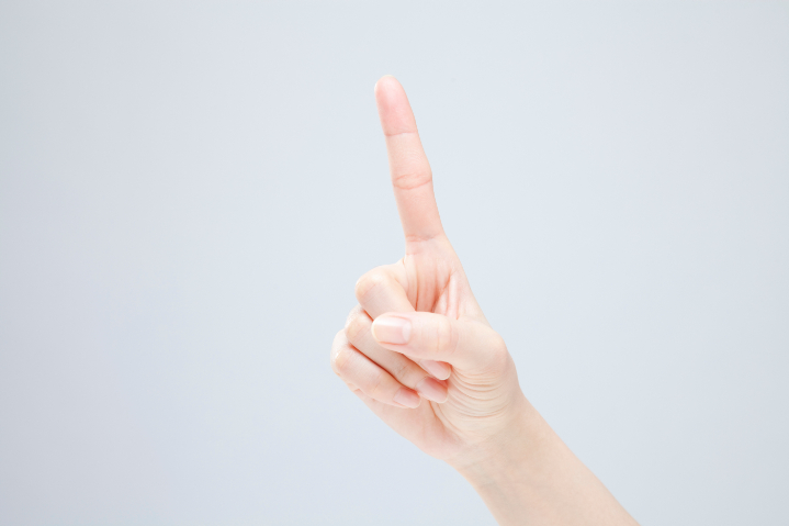 安心して根管治療を受けるためのポイントを伝える指先