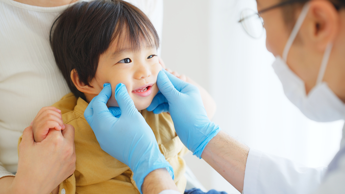子どもの歯並び確認の様子