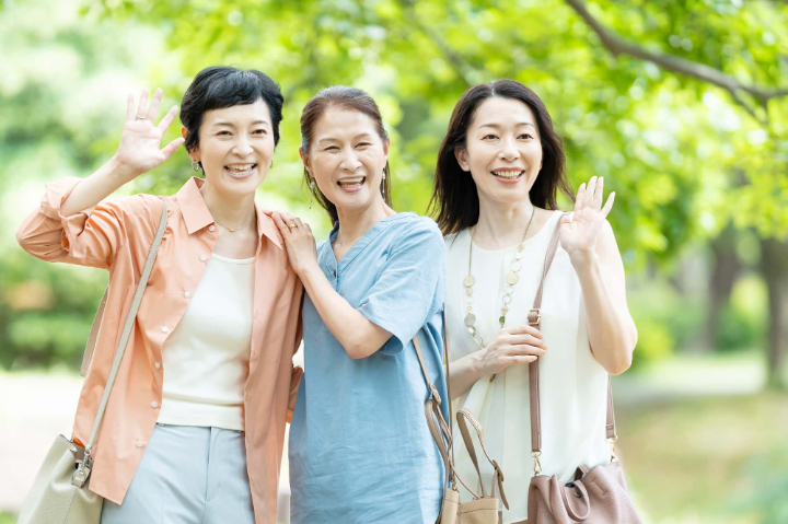 定期検診で歯の健康を保っている女性達