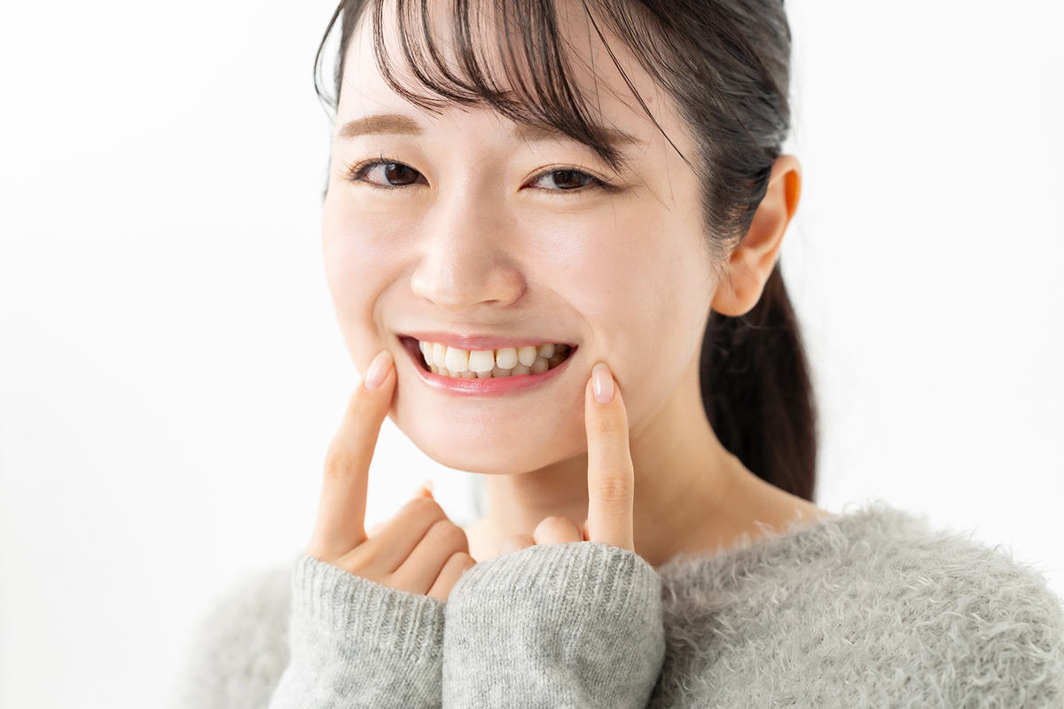 定期検診で健康的な歯を維持する女性