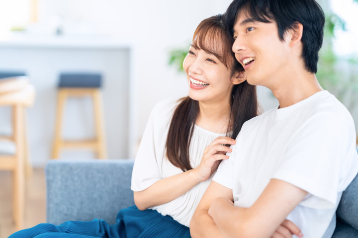 笑顔で寄り添う若い夫婦