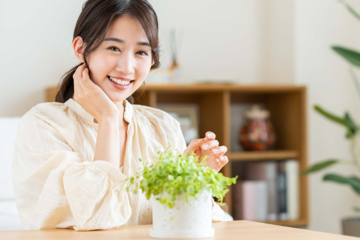 審美歯科を施術した美しい口元の笑顔の女性