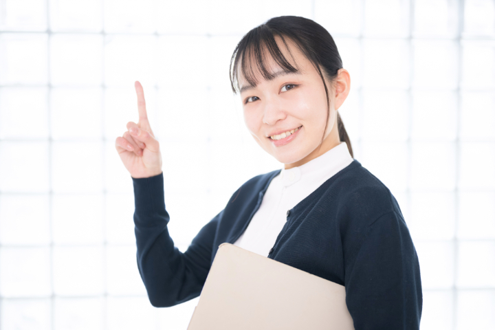 入れ歯のお手入れが必要な理由を説明する歯科衛生士