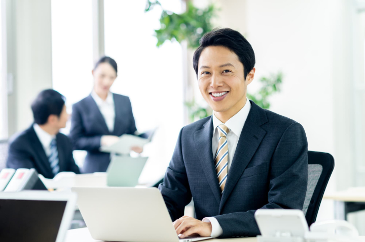 口臭を治療して笑顔で働く男性