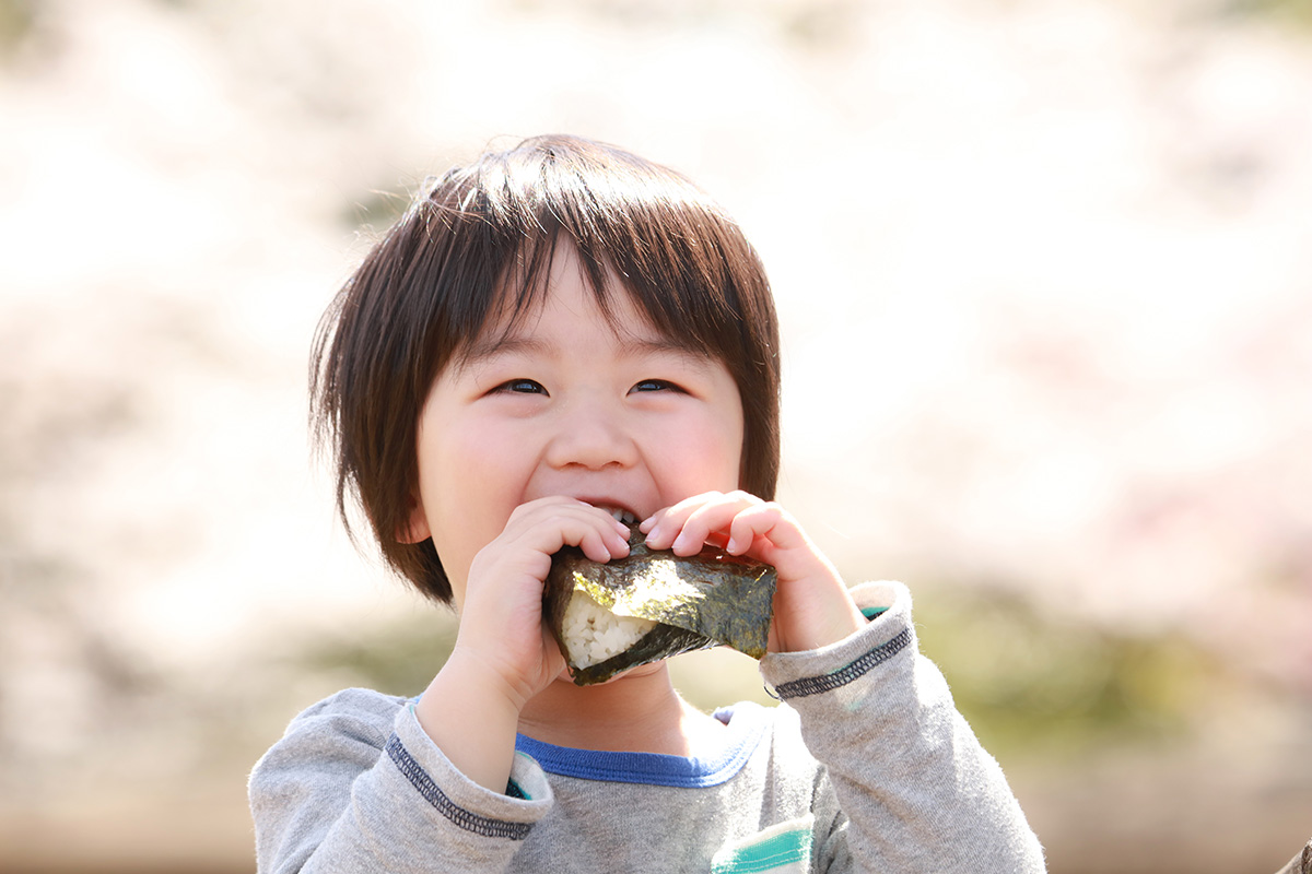 おにぎりを食べる男の子