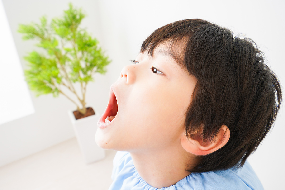 歯の検診を受ける男の子