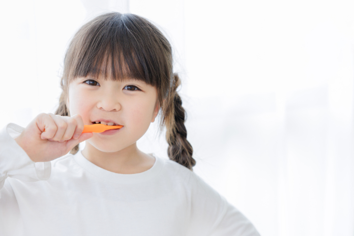 虫歯予防のために正しい歯磨き習慣を身につける子ども