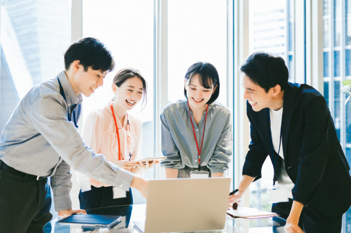 笑顔でミーティングする若い男女