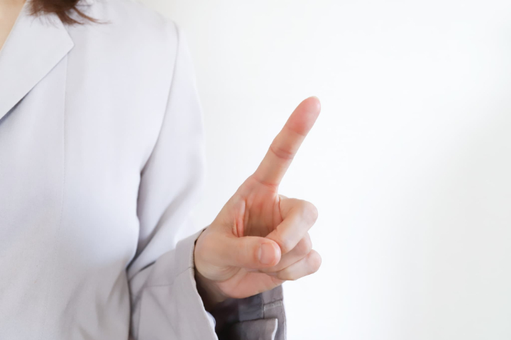 親知らずを抜歯したあとの注意点を指さし確認する女性の手元