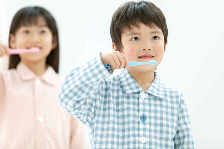 虫歯を予防するために歯磨きを習慣化する子ども
