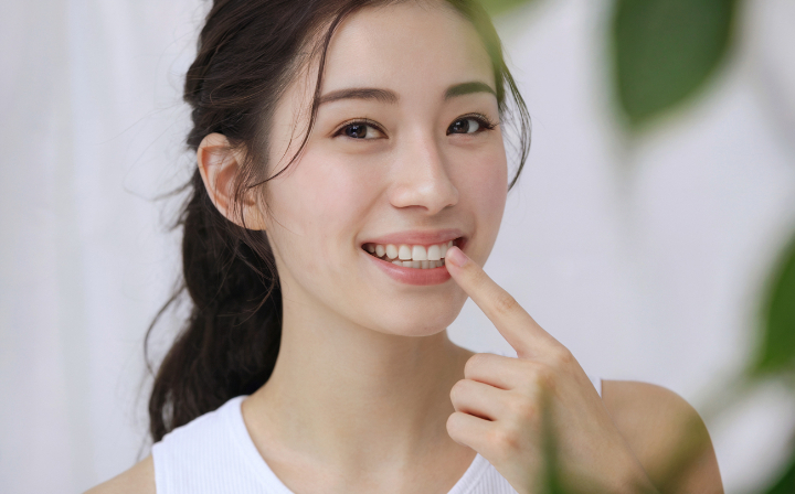 インプラント治療を終え笑顔を見せる女性