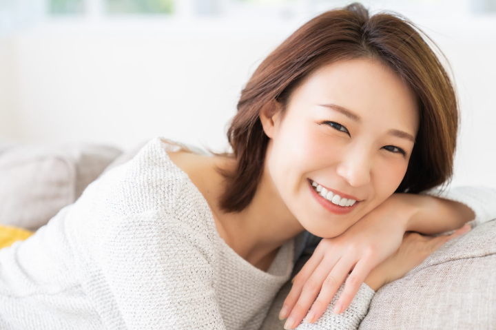 リビングで寛ぐ女性