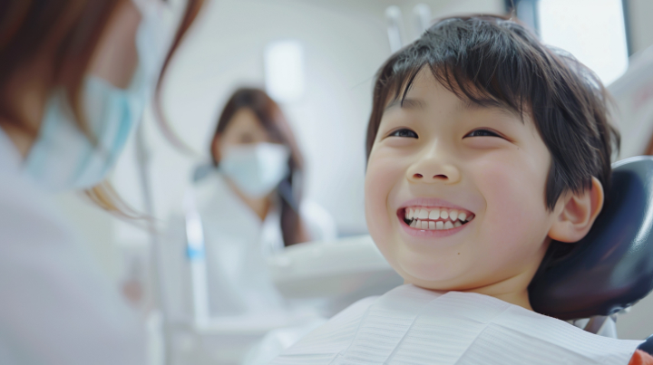 虫歯を予防するため定期検診を受診する子ども