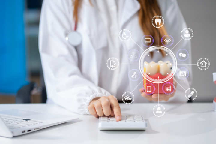 歯周外科治療の費用を説明する歯科医師