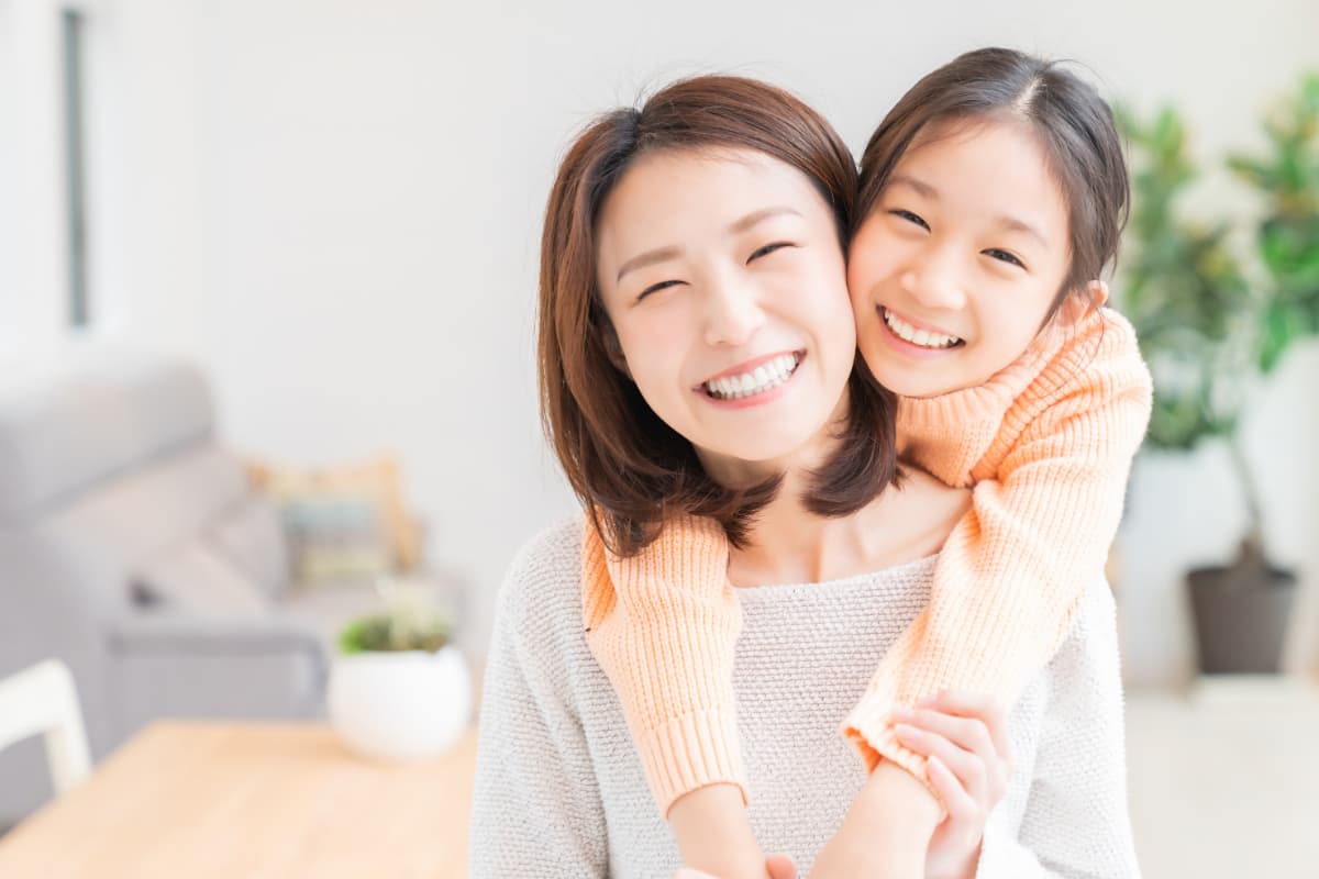 急速拡大装置で矯正をした笑顔の女の子と母親