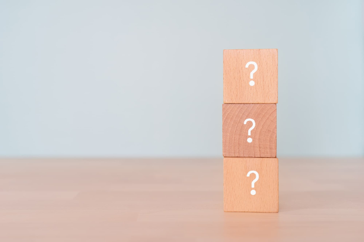 三個積み上げたクエスチョンマークが描かれたブロック