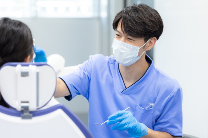 歯の動きを確認する歯科医師