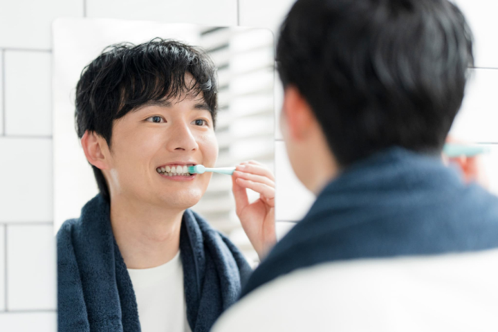 歯周病予防の為に正しい歯みがきをする男性