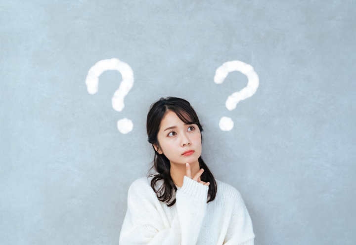 インビザラインのマウスピースが浮く状態とはと考える女性