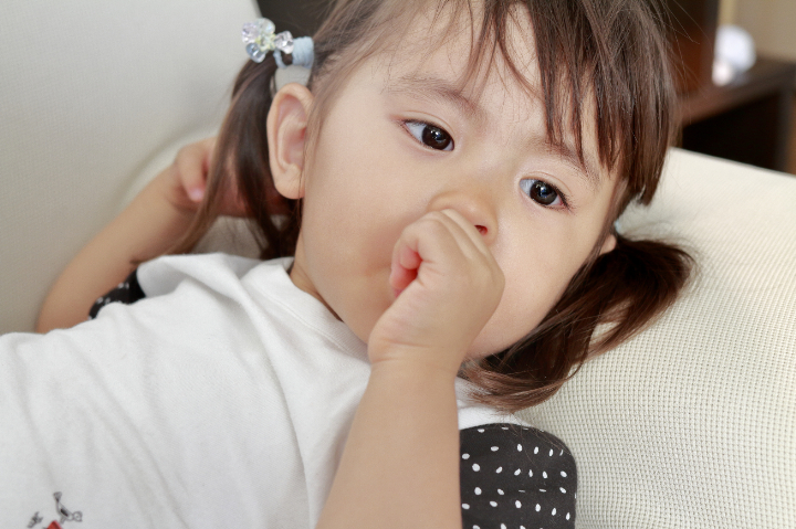 指しゃぶりをする女の子