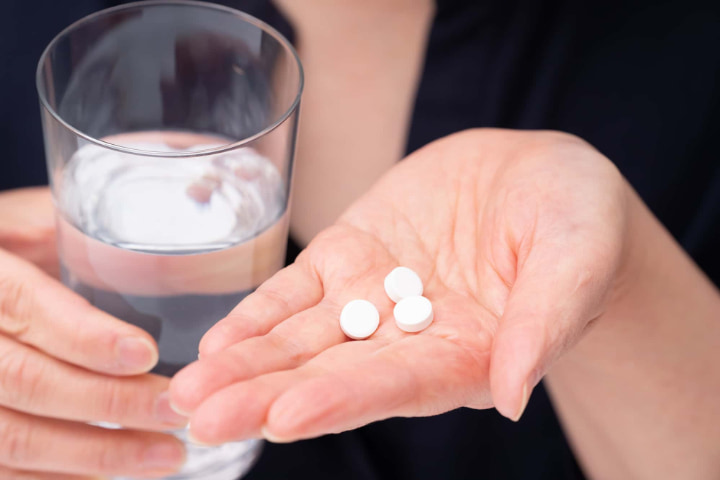 親知らずの痛みを抑えるために鎮痛剤を服用するイメージ