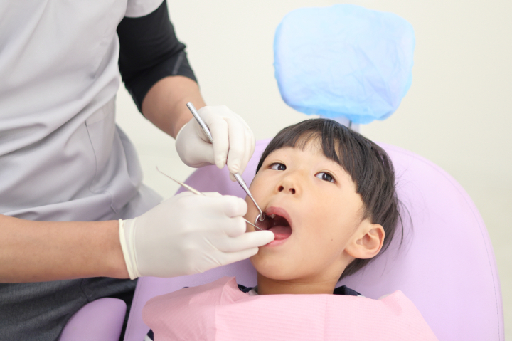 出っ歯になるのを防ぐために検診を受ける様子