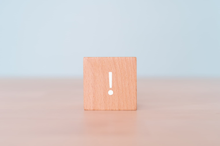 ビックリマークが描かれた木製のブロック